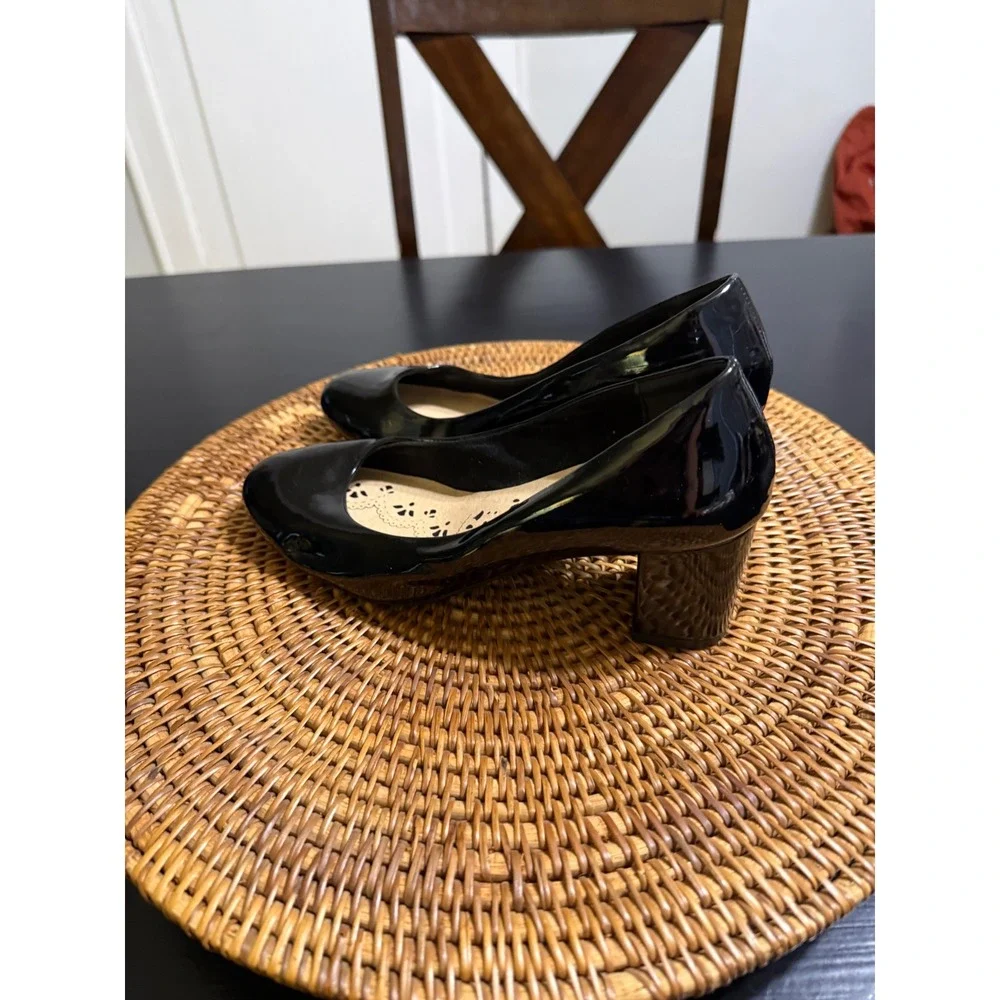 CL by Laundry Womens Black Patent Block Heel Round Toe Pumps Size 6M Scuffed